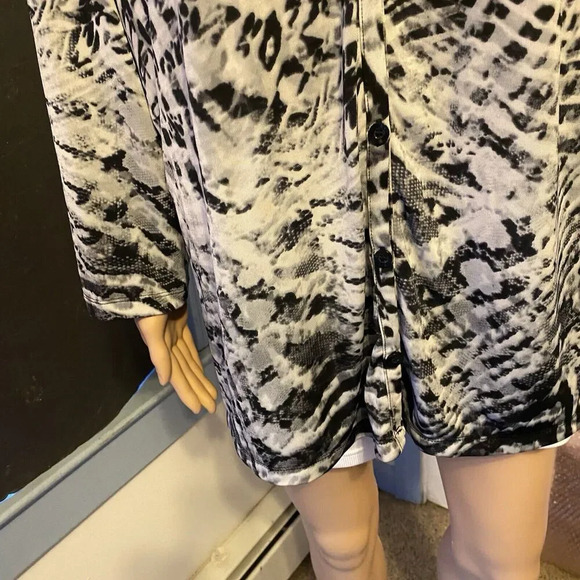 Nine West Women Blouse Top Sz XL Animal Print V Neck Ruffle Button Up Whimsigoth - Picture 9 of 9